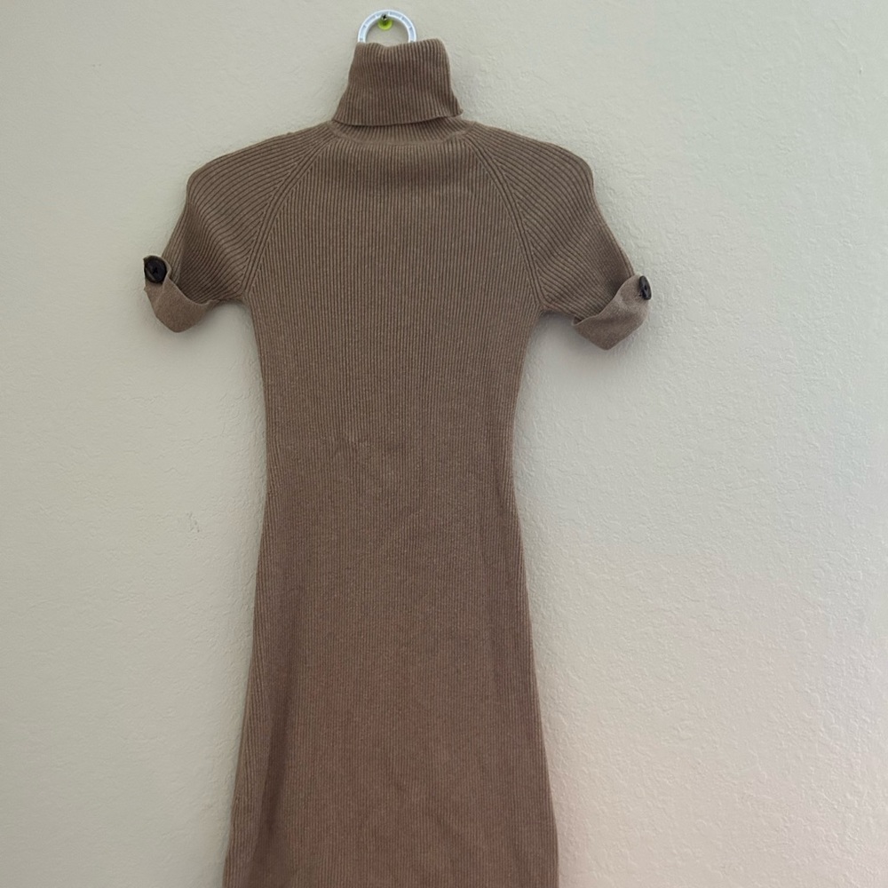 Turtle neck midi dress. Moda International. Size: XS